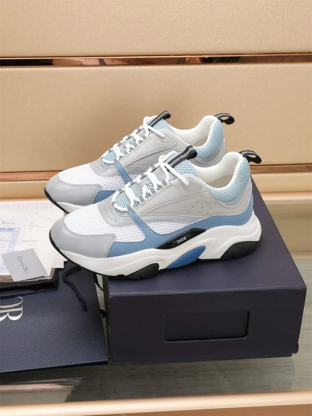 Men's shoes 💰P460💰【Dior】Dior✨ is online at the same time👏 This casual sneaker is a new product in the series and continues Di*r's classic style. The upper is made of original mesh and cow leather, with a two-color textured outsole, and the brand's iconic details on the rear collar and heel to enhance the style. Fashionable and versatile. Wear it with jeans or slacks for a casual look. Size: 38-44 (45 customized)